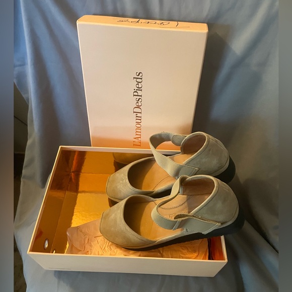 Adamour Taupe Suede Platforms, 9.5 - Picture 4 of 7